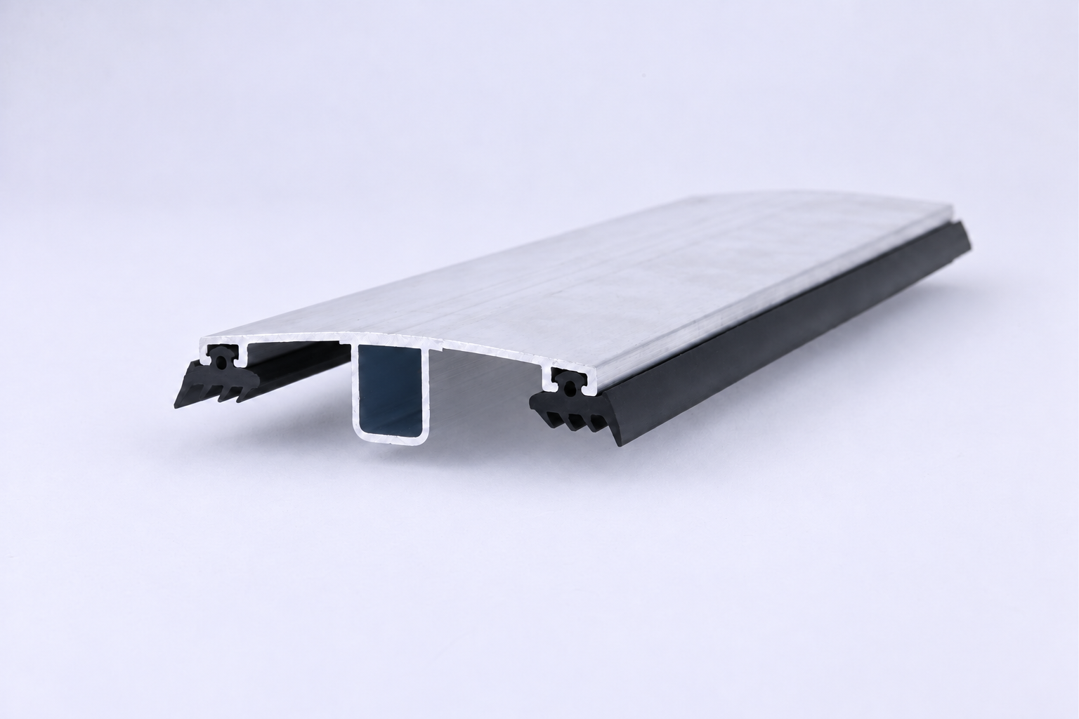 Aluminijast pokrivni profil z gumi tesnili, širine 60 mm (tip starivezni)